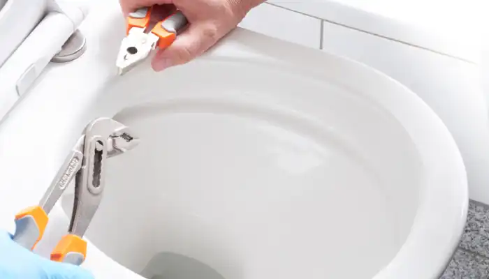 WC Reparatur durch Sanitär Installateur